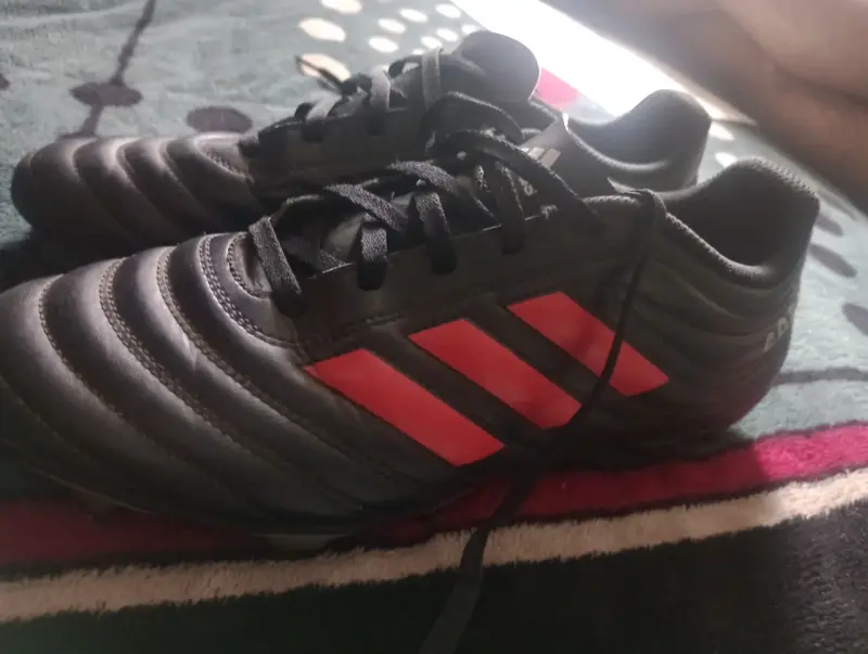Botines de fútbol Adidas negros y rojos - 2