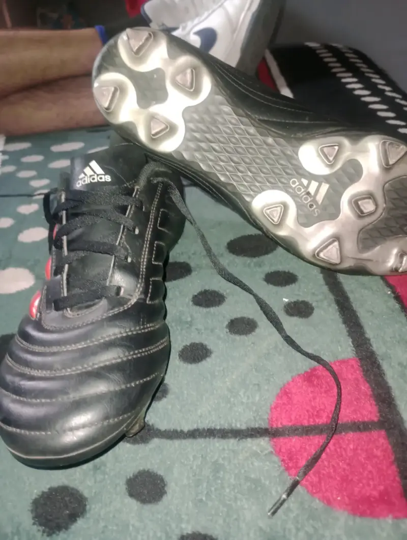 Botines de fútbol Adidas negros y rojos - 3