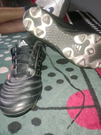 Botines de fútbol Adidas negros y rojos - miniatura 3