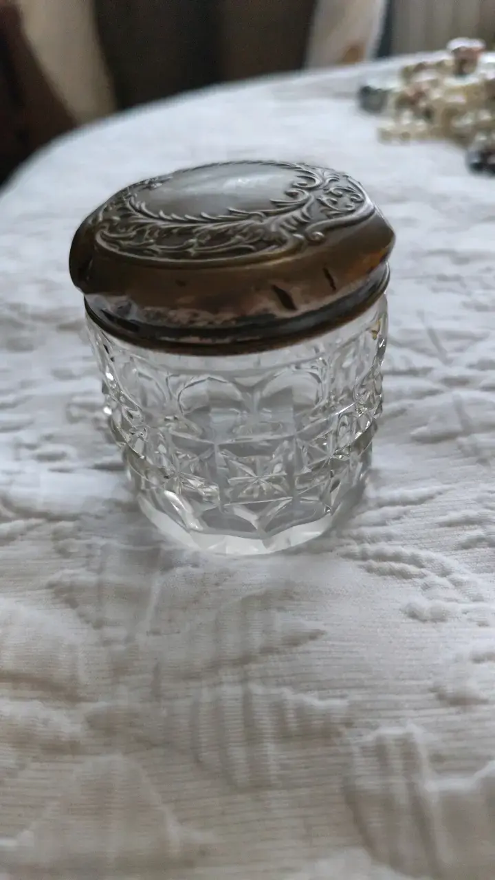 Frasco de cristal con tapa decorativa