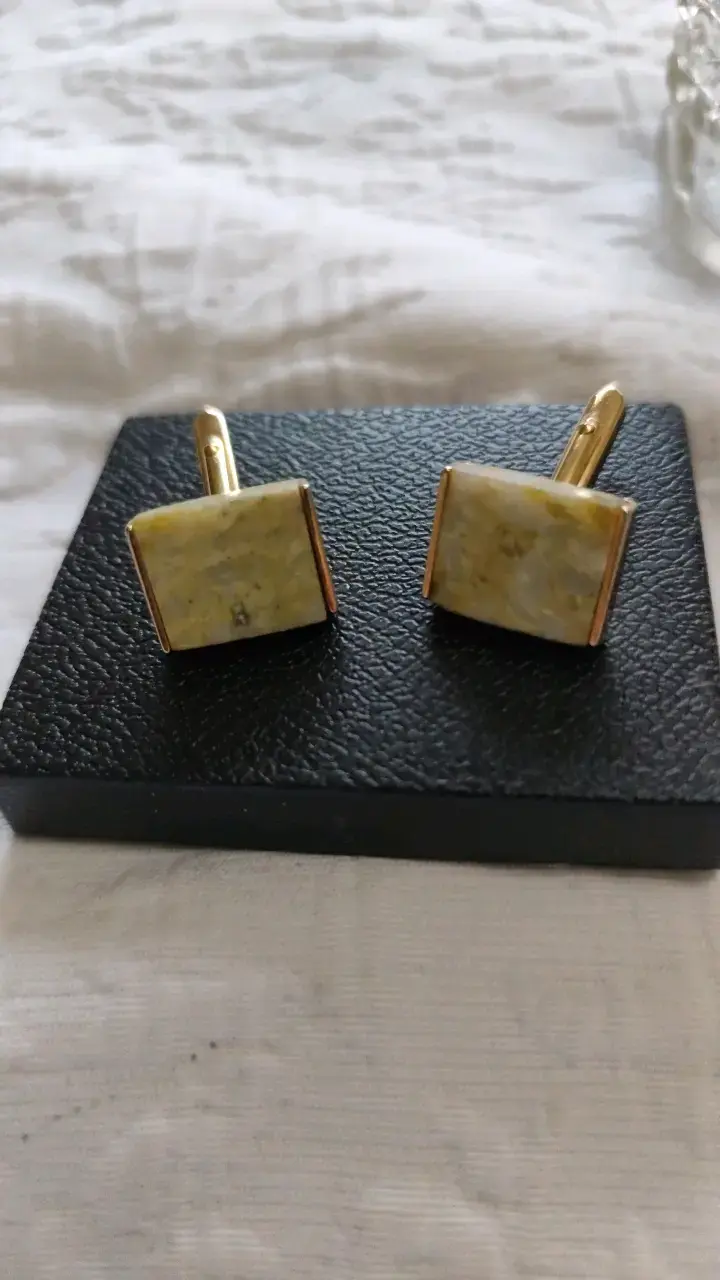 Elegantes gemelos dorados con piedra natural