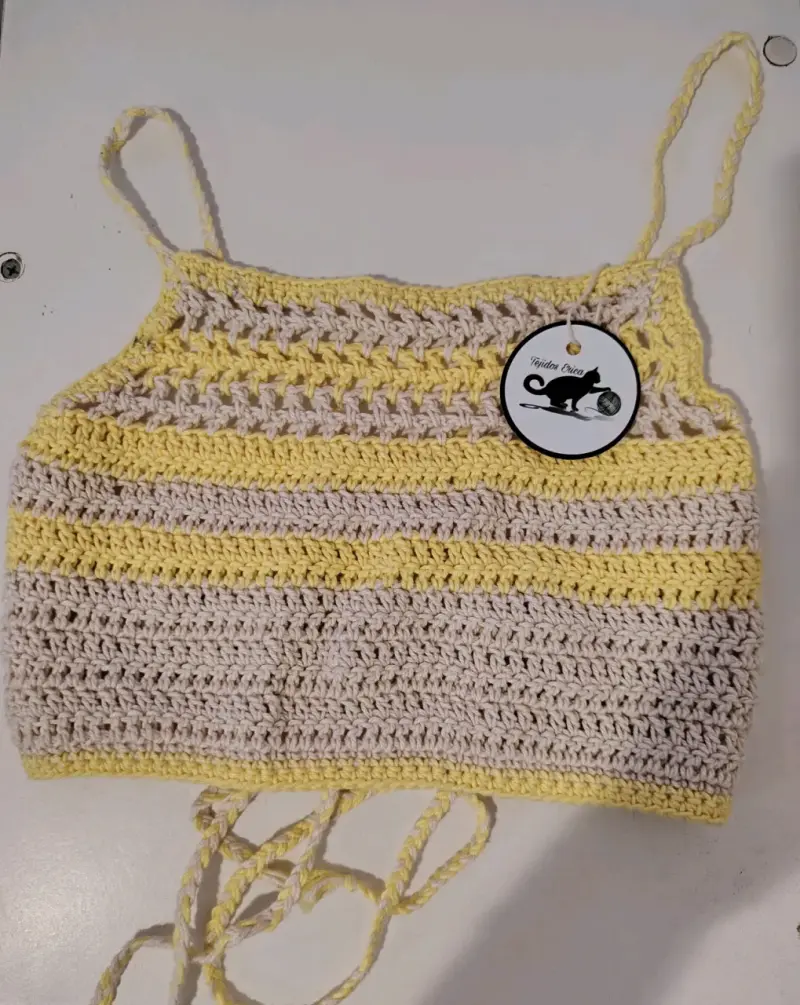 Top tejido a crochet amarillo y beige - 1