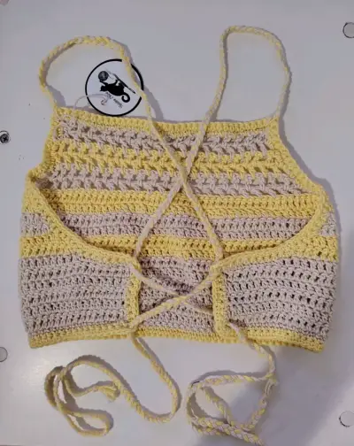 Top tejido a crochet amarillo y beige - miniatura 2