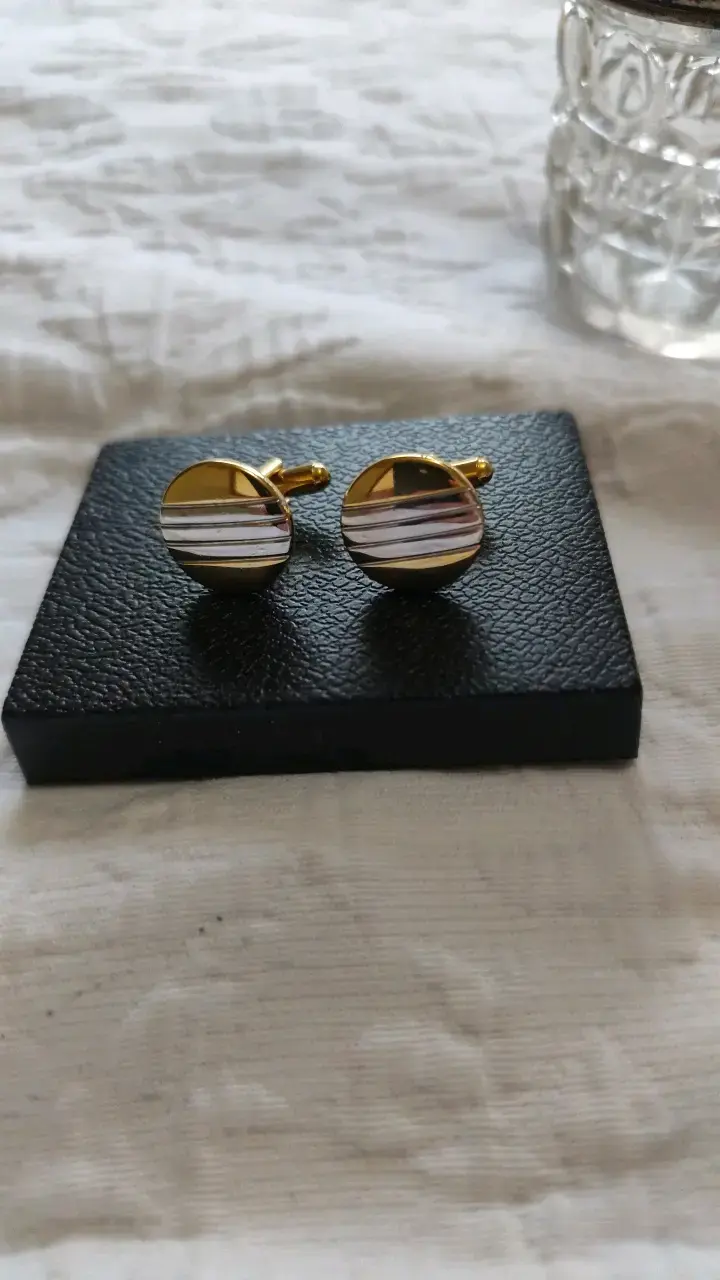 Gemelos dorados con diseño moderno