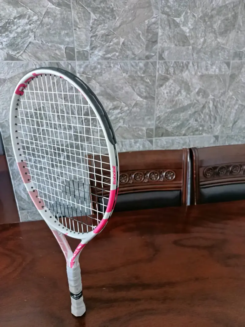 Raqueta de tenis Babolat rosa y blanca - 1
