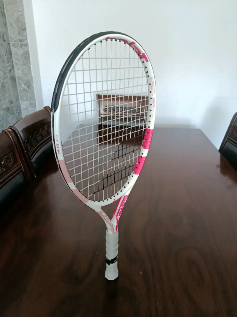Raqueta de tenis Babolat rosa y blanca - 2