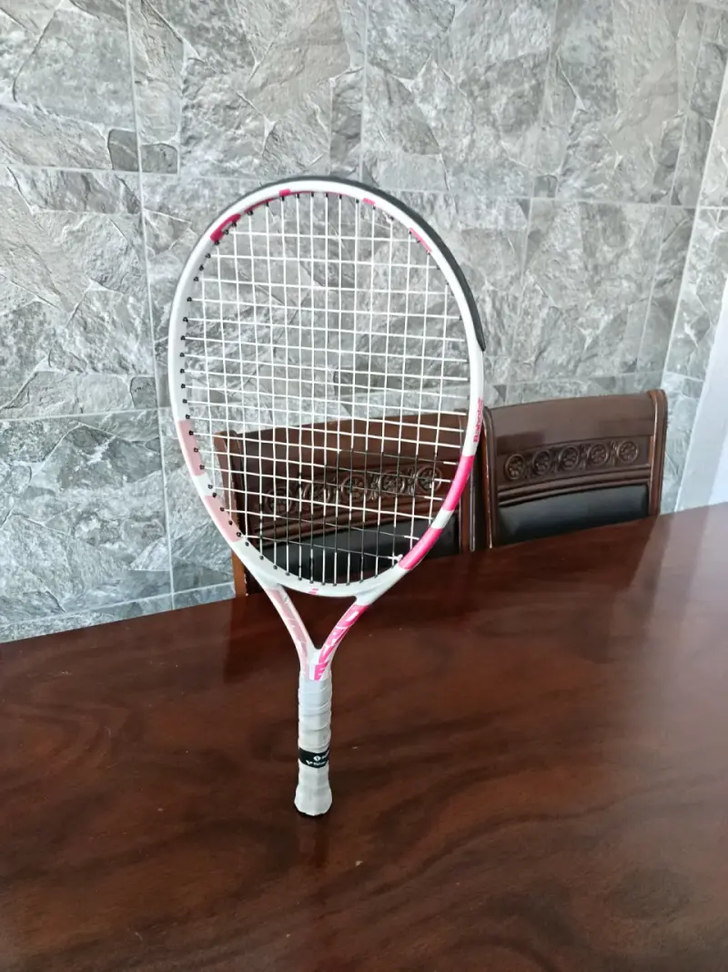 Raqueta de tenis Babolat rosa y blanca - 4