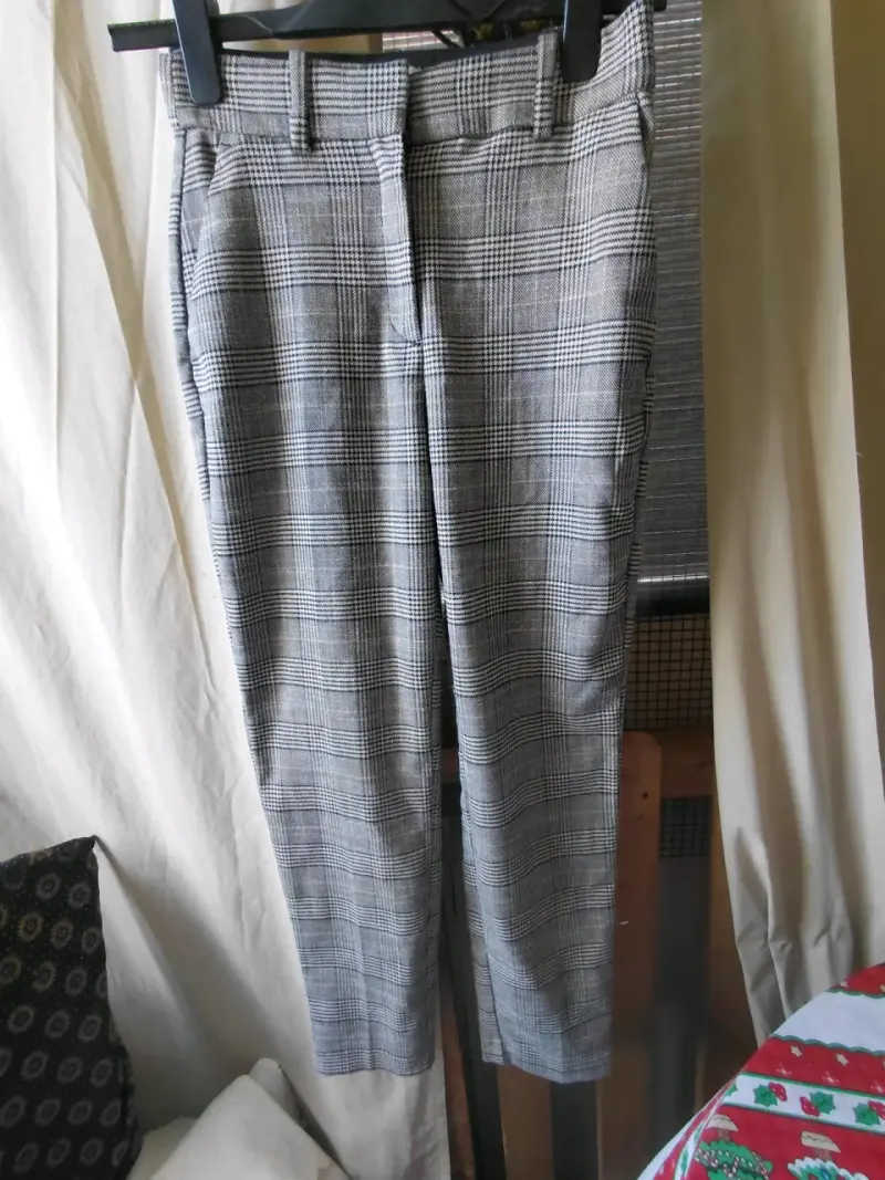 Pantalones de vestir a cuadros gris para mujer - 1