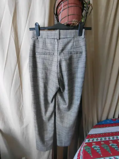 Pantalones de vestir a cuadros gris para mujer - miniatura 2