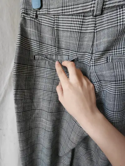 Pantalones de vestir a cuadros gris para mujer - miniatura 3