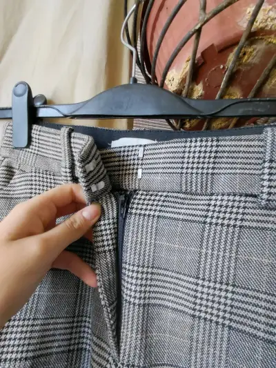 Pantalones de vestir a cuadros gris para mujer - miniatura 4