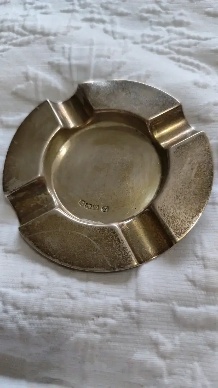 Cenicero de plata vintage con diseño clásico