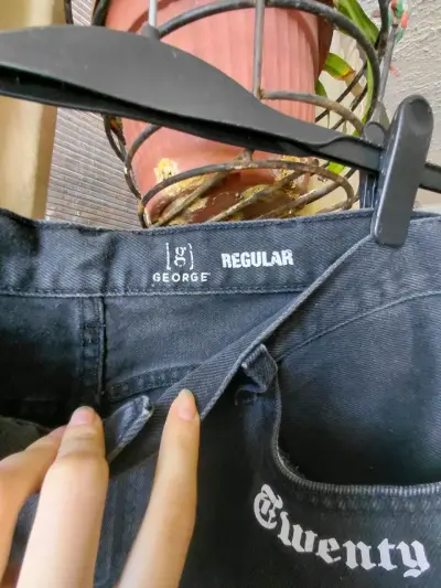 Jeans negros con bordado de cruces George Hombre - miniatura 3