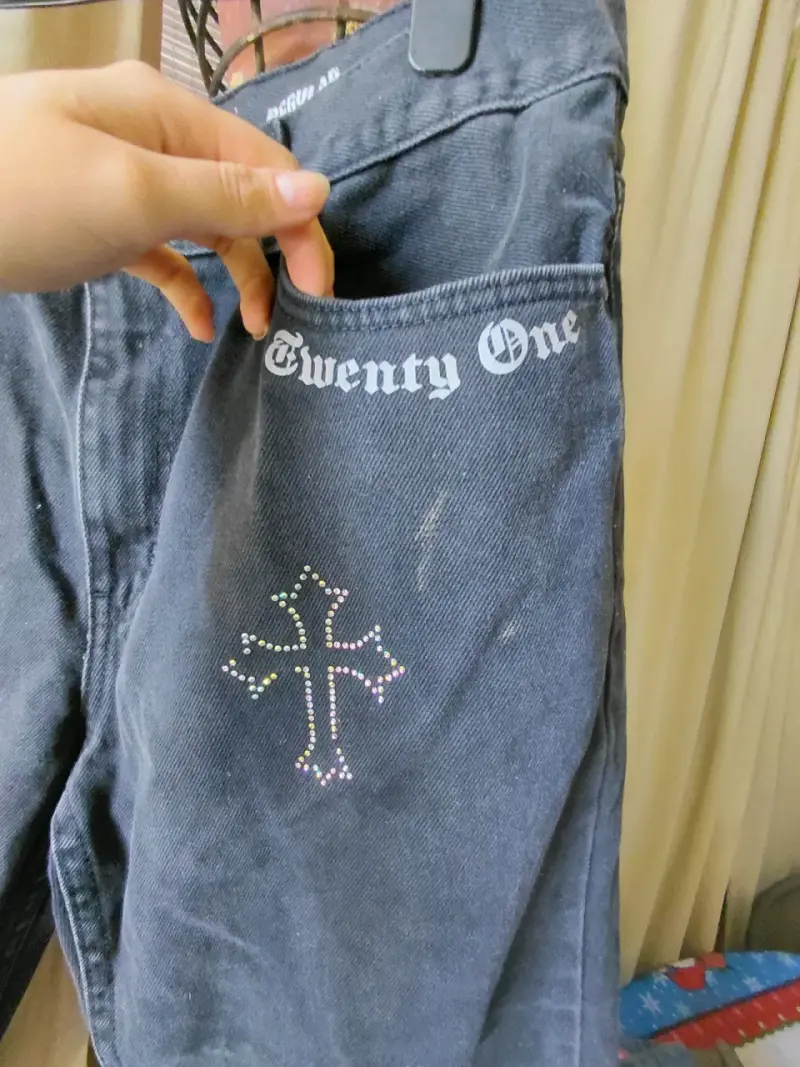 Jeans negros con bordado de cruces George Hombre - 5
