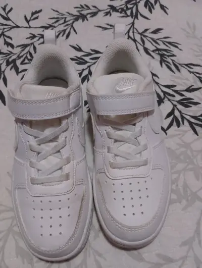 Zapatillas deportivas blancas Nike para niñas - miniatura 1