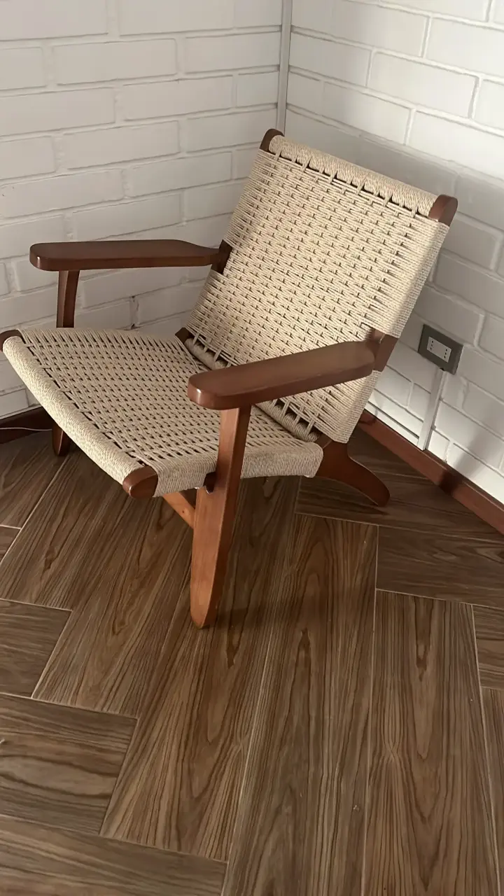 Silla de madera con diseño tejido - 1