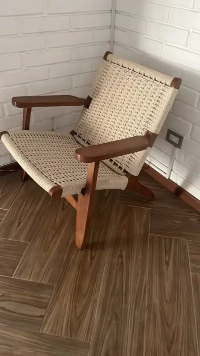 Silla de madera con diseño tejido - miniatura 1