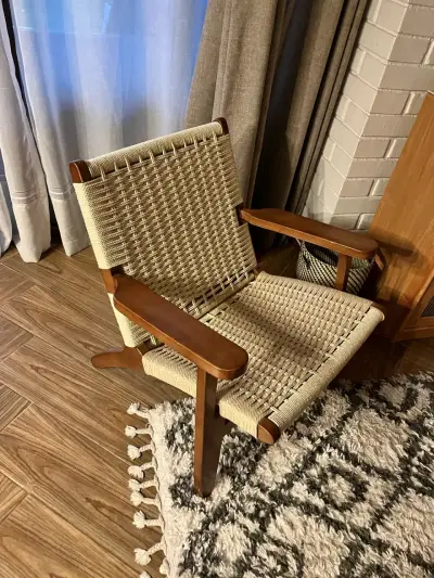 Silla de madera con diseño tejido - miniatura 2