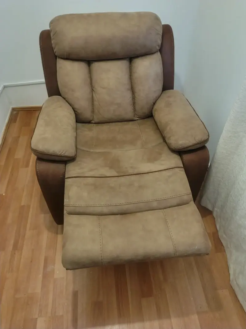 Sillón reclinable de cuero sintético beige - 1
