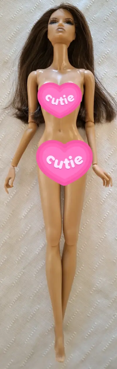 Muñeca articulada de moda con cabello largo - miniatura 1
