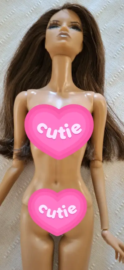 Muñeca articulada de moda con cabello largo - miniatura 3