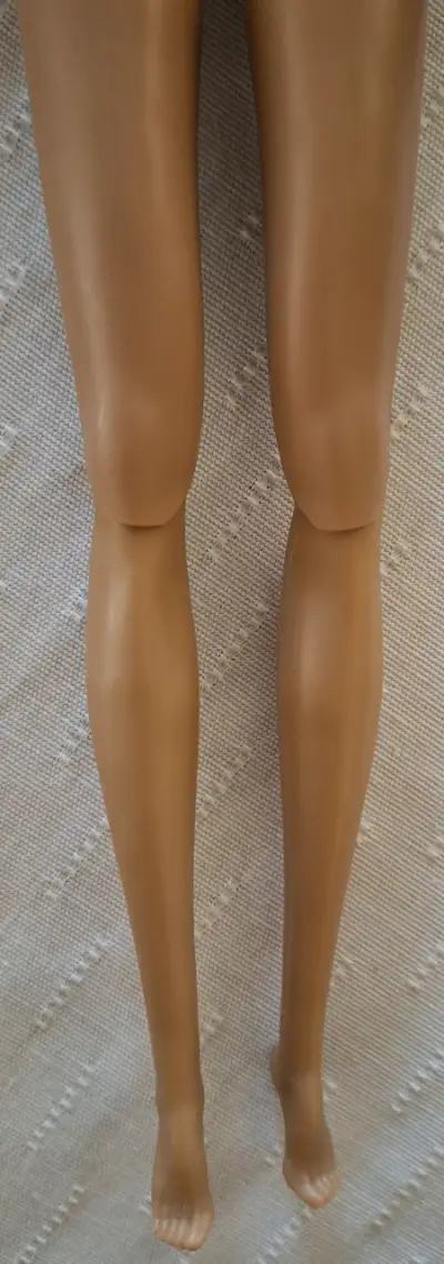 Muñeca articulada de moda con cabello largo - miniatura 4