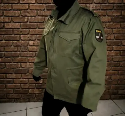 Chaqueta militar verde con parches - miniatura 3