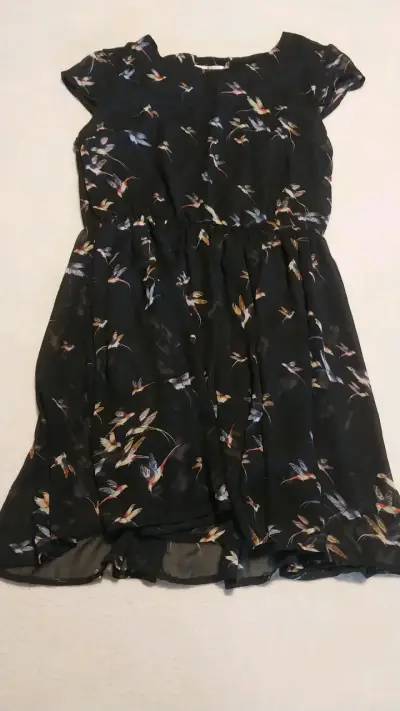 Vestido negro con estampado de pájaros - miniatura 1