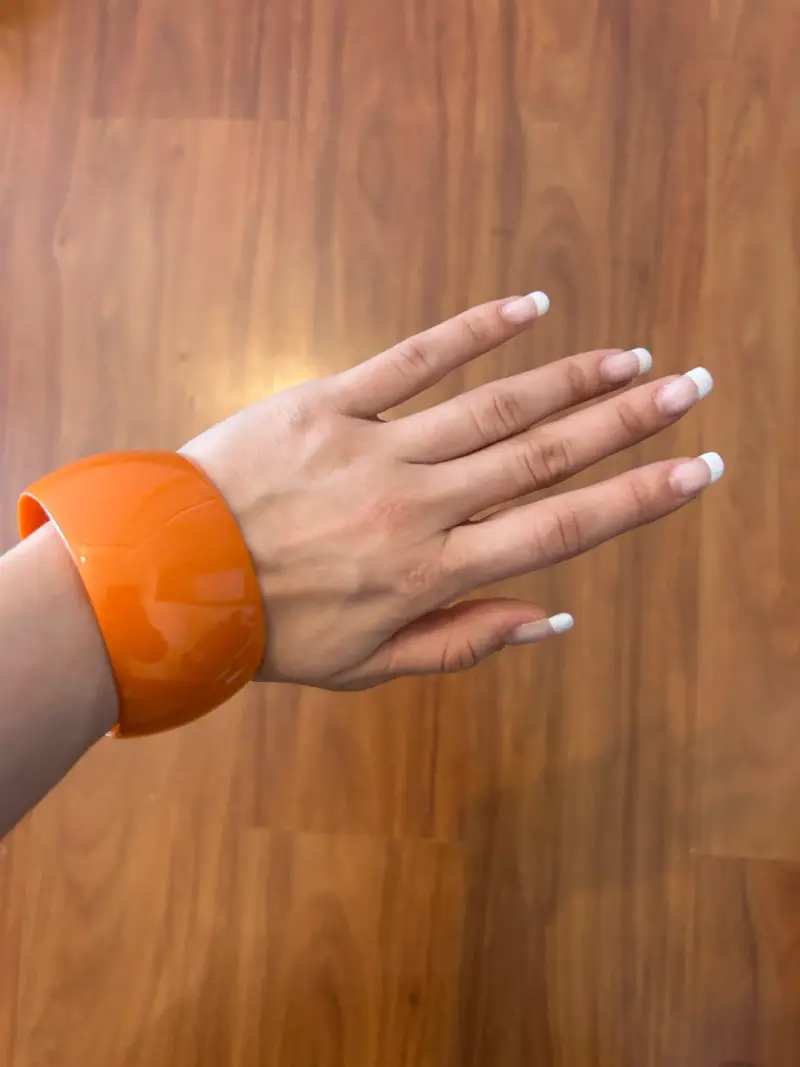 Pulsera ancha de resina color naranja - 1