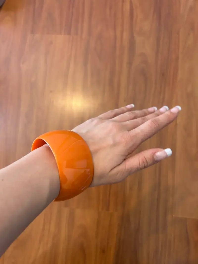 Pulsera ancha de resina color naranja - 2