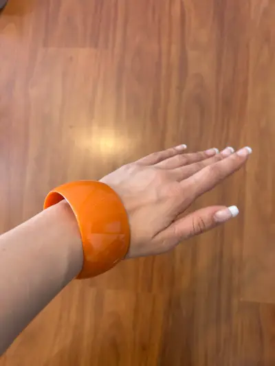 Pulsera ancha de resina color naranja - miniatura 2