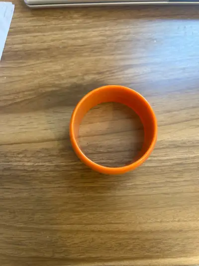 Pulsera ancha de resina color naranja - miniatura 4
