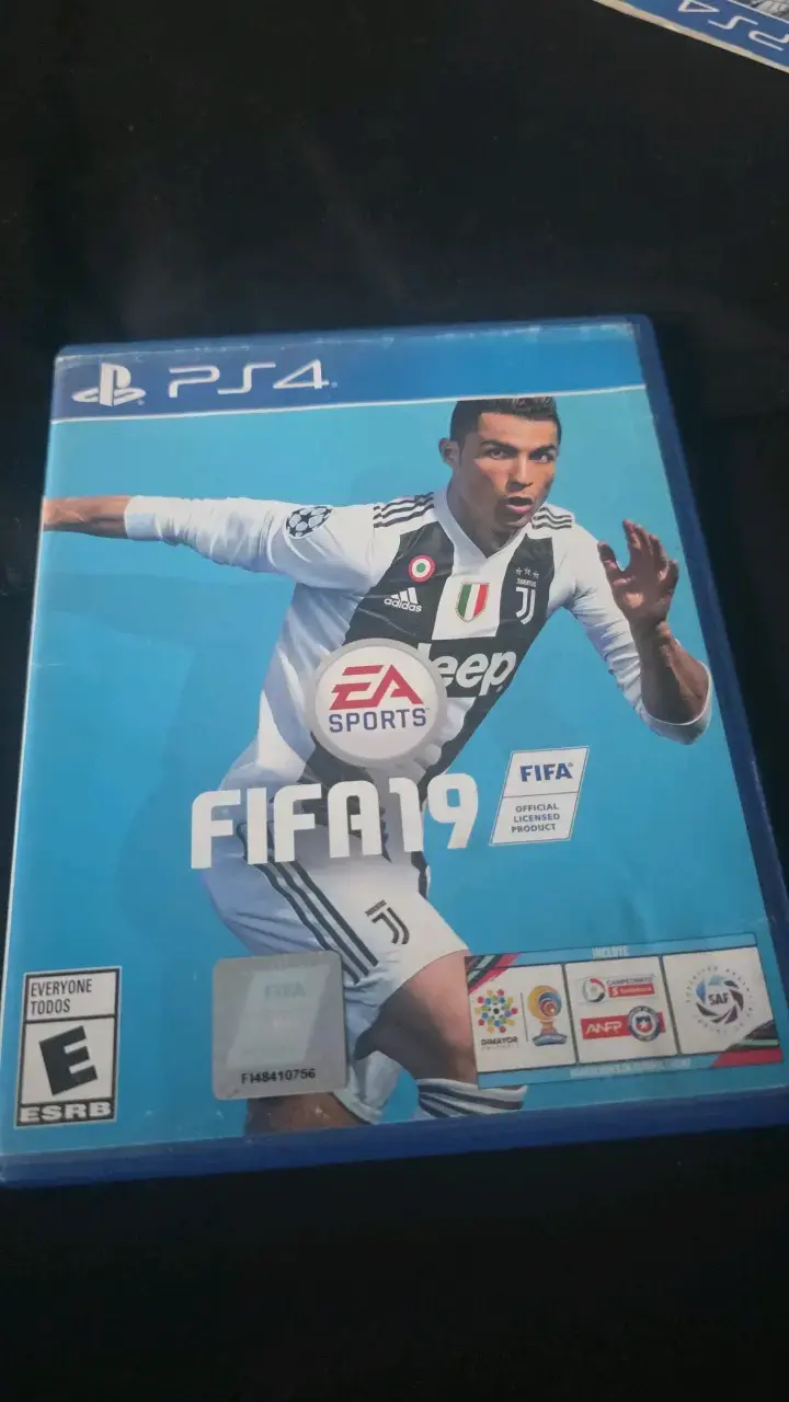 Juego FIFA 19 para PS4 en buen estado - 1