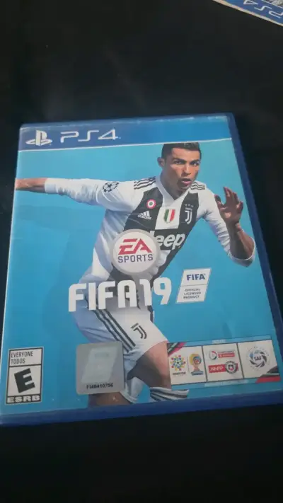 Juego FIFA 19 para PS4 en buen estado - miniatura 1