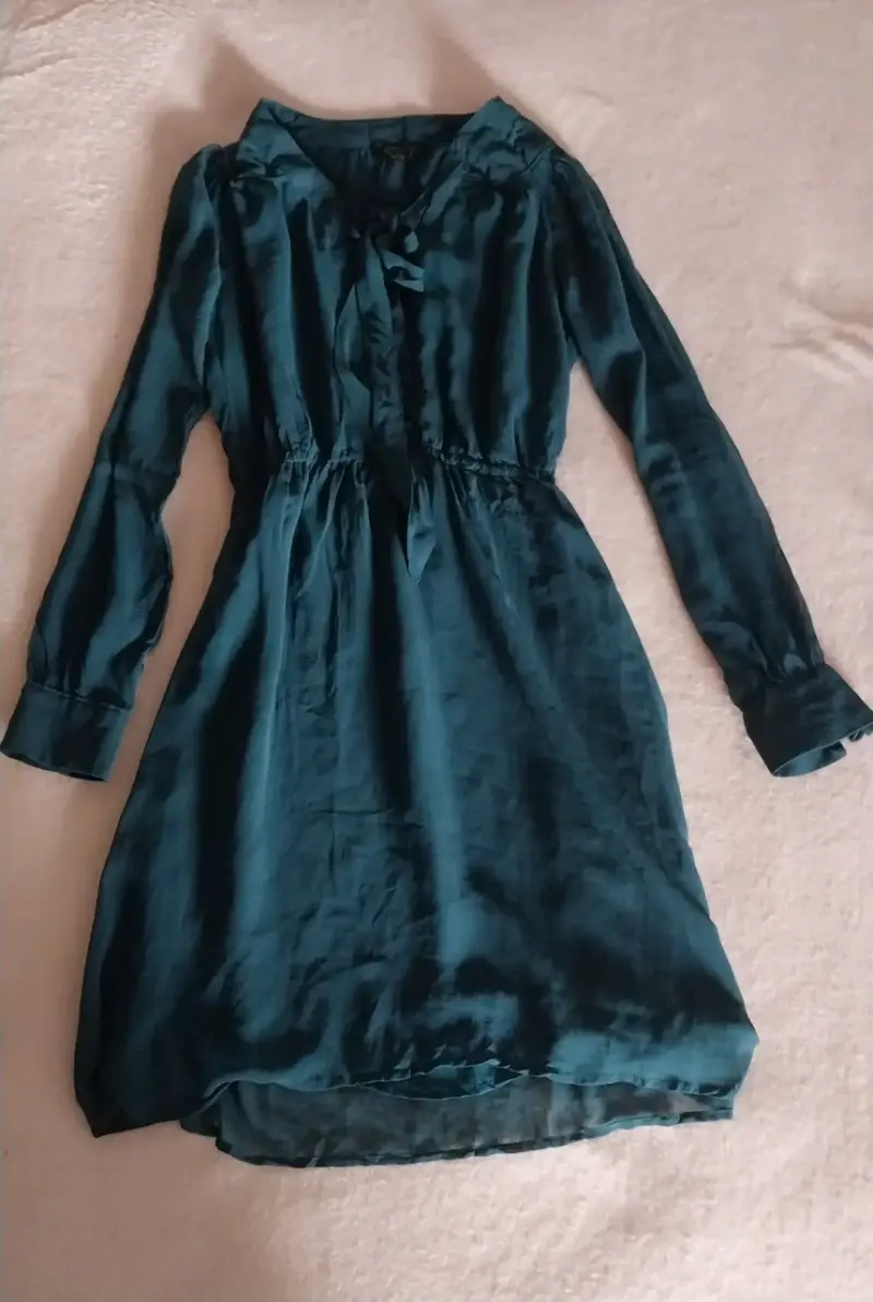 Vestido verde esmeralda con lazo - 1