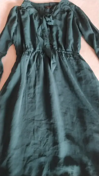 Vestido verde esmeralda con lazo - miniatura 2