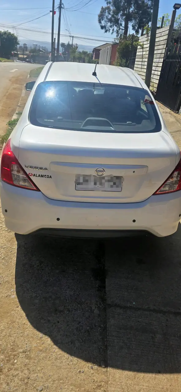 Auto Nissan Versa usado en buen estado - 2