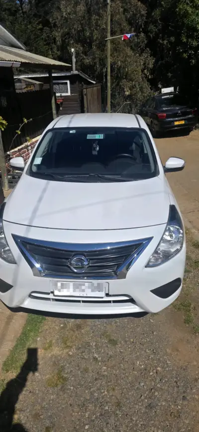Auto Nissan Versa usado en buen estado - miniatura 3