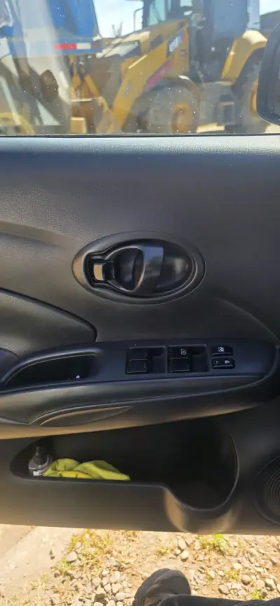 Auto Nissan Versa usado en buen estado - miniatura 4