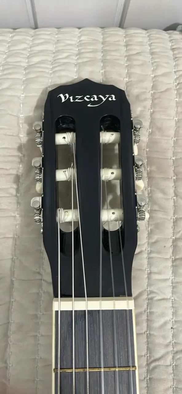 Guitarra clásica negra Vizcaya + afinador - 4