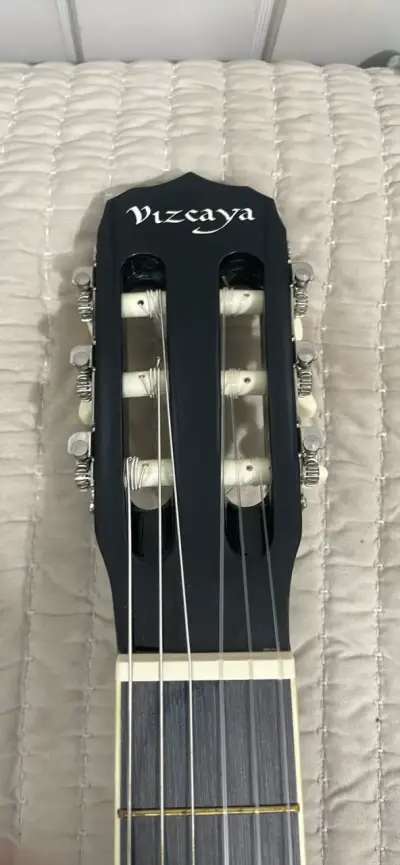 Guitarra clásica negra Vizcaya + afinador - miniatura 4