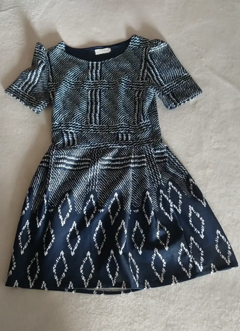Vestido estampado azul y blanco para mujer - 1