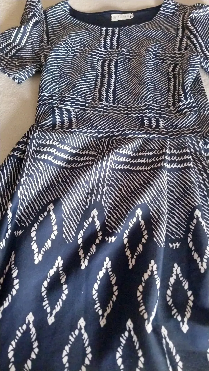 Vestido estampado azul y blanco para mujer - 2