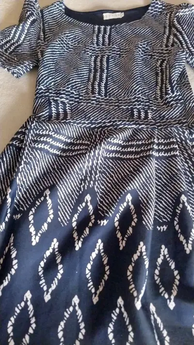 Vestido estampado azul y blanco para mujer - miniatura 2