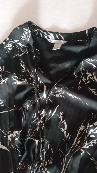 Vestido negro estampado H&M talla 34 - miniatura 2