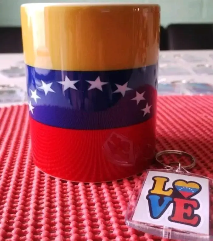 Taza con diseño de Venezuela y llavero - 1