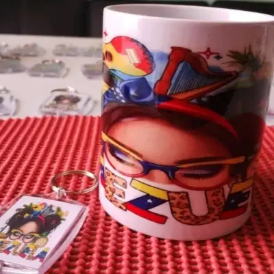 Taza con diseño de Venezuela y llavero - miniatura 3