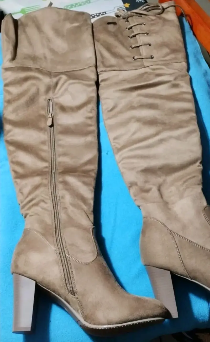 Botas altas de gamuza color beige con tacón - 2