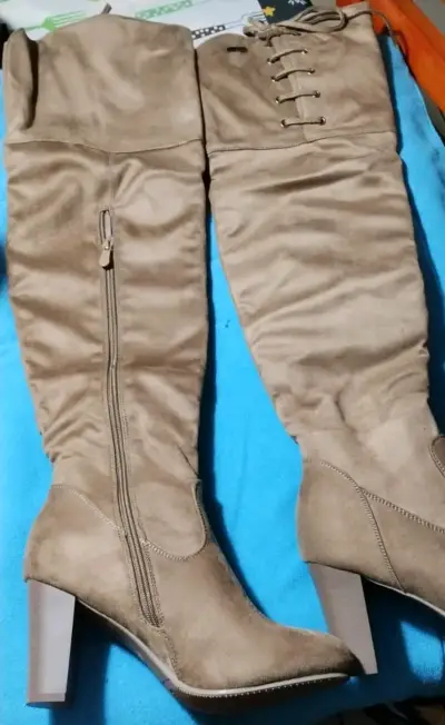 Botas altas de gamuza color beige con tacón - miniatura 2