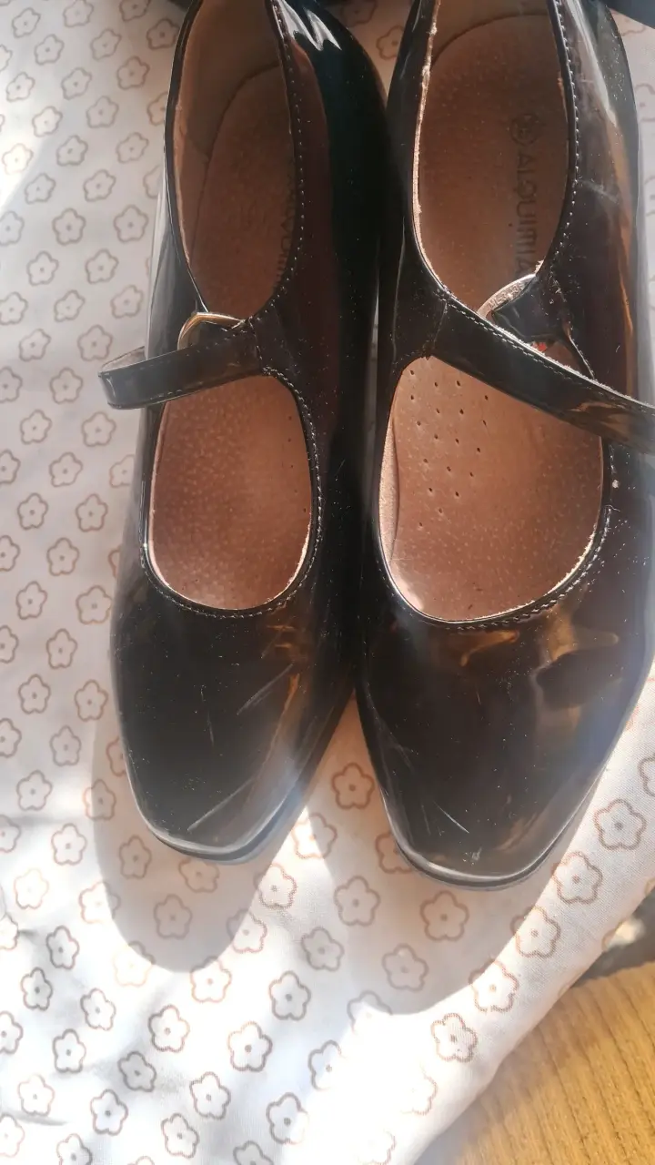 Zapatos de charol negros con tacón para mujer - 1